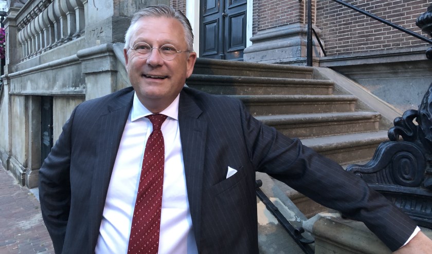 Pieter van Maaren poseert voor het oude stadhuis op de Markt, terwijl de gemeenteraad binnen de Perspectiefnota 2020 zo snel mogelijk probeert af te ronden.