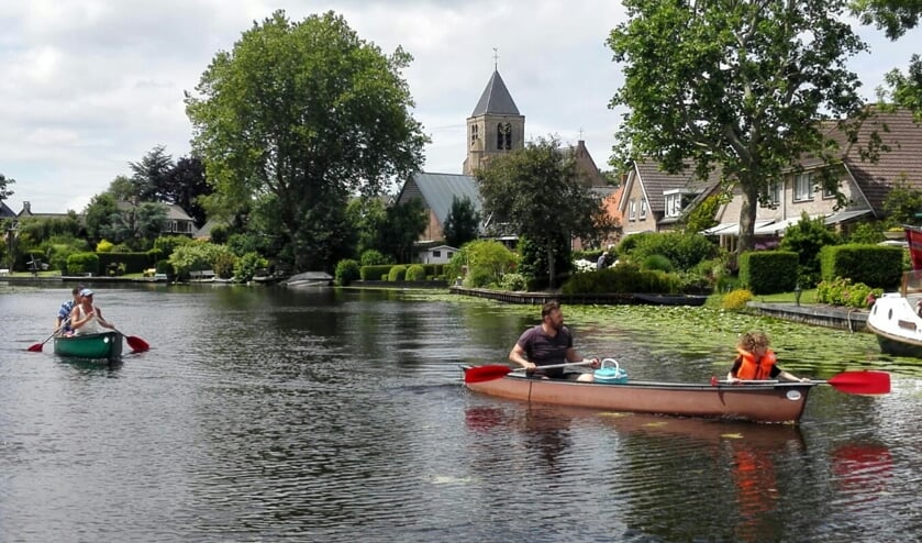 Leden van IJsclub Sint Moritz aan het varen op De Giessen ter hoogte van Giessen-Oudekerk in een kayak.