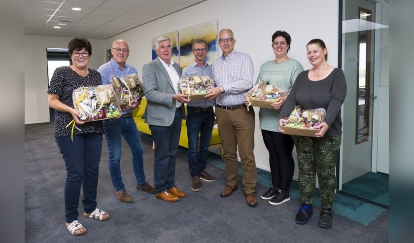 • Wethouder De Ruijter (derde van links) bedankt Stichting HartSlagNu.