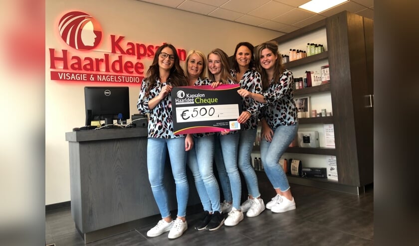 • De kapsters van HaarIdee met de cheque.