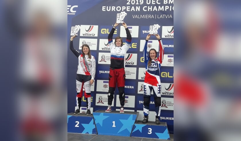 • Celine Bron (r) op het podium.