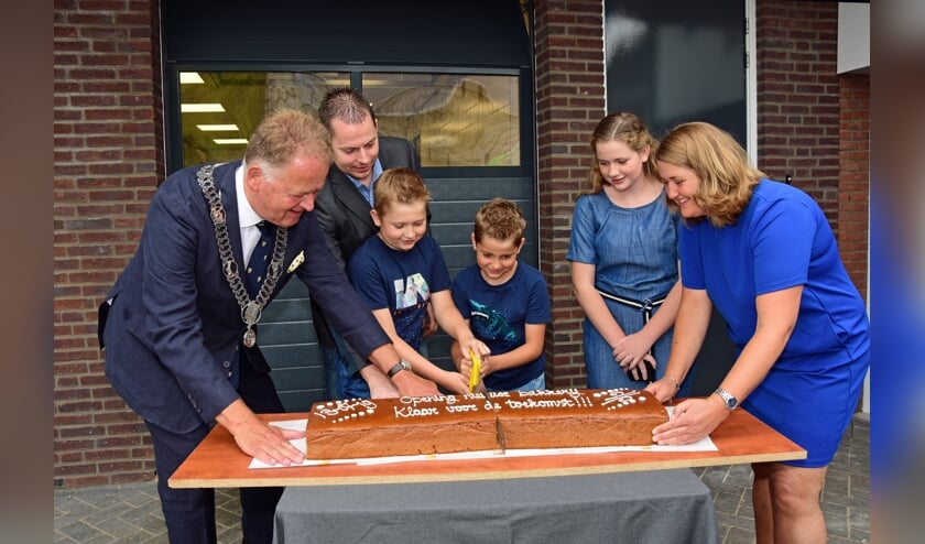• Het aansnijden van de enorme ontbijtkoek.