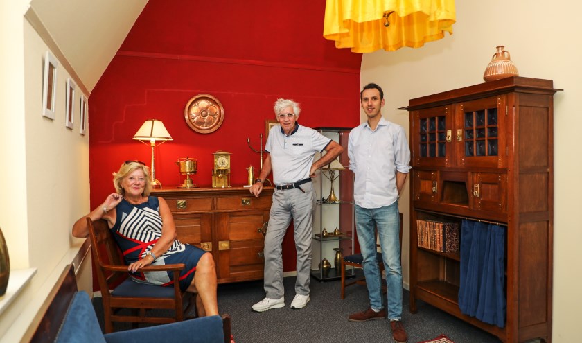 • Conservator Roland Gieles (r) van Museum Stadskasteel met voorzitter Hans de Wit en bestuurslid Miranda Koorn van Cultuurfestival Bommelerwaard in de Art Nouveau woonkamer.