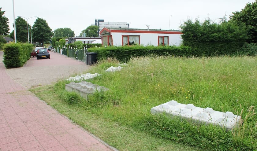 • De betonblokken langs het woonwagenkampement aan de Randweg.