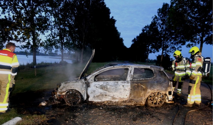 De uitgebrande auto de De Zandmeren in Kerkdriel.