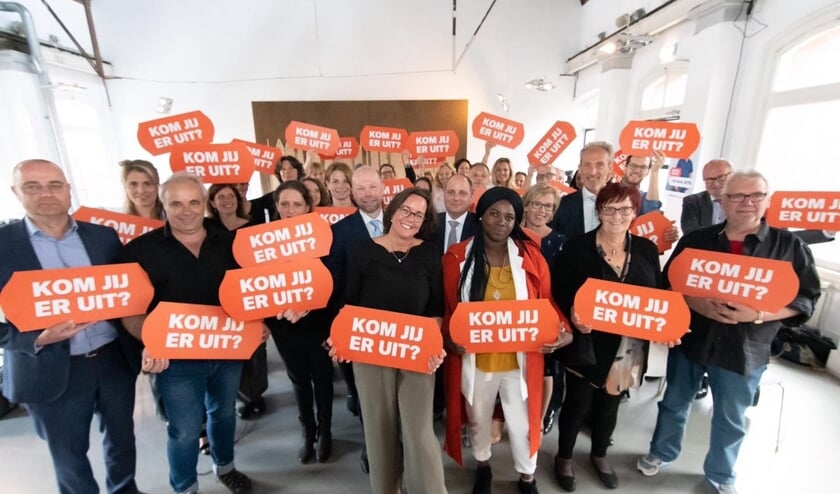• De ambassadeurs van 'Kom uit je schuld', met rechts vooraan André Vis.