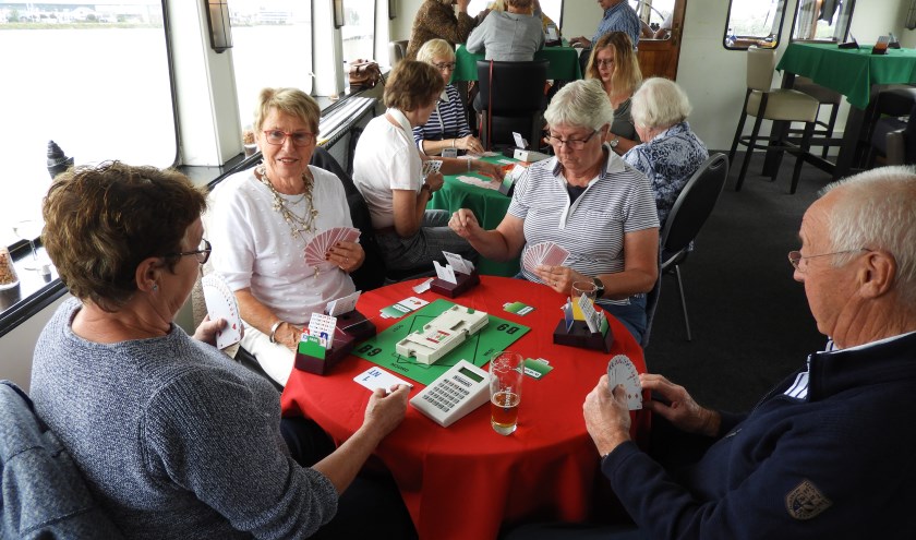 • Bridgen op de boot naar Dordrecht tijdens het 90-jarig jubileum van de ZBC in september 2018.