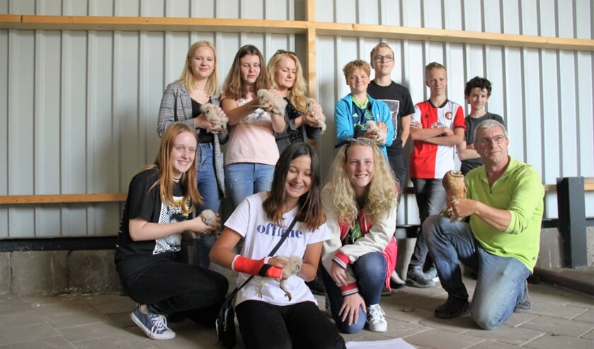 • Leerlingen van havo 2 van het Gemini College met de uilskuikens in hun handen.