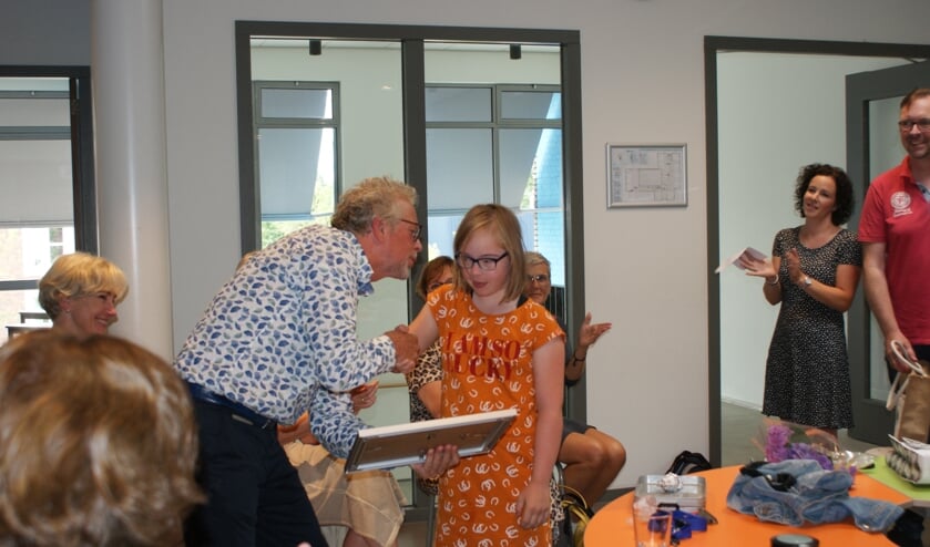 • Laura en haar ouders reiken de Passend Onderwijs Pluim uit aan De Morgenster.