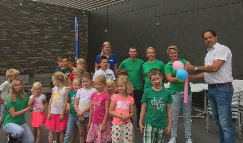 • Arjan de Jonge, voorzitter C.K.C. Kinderdijk overhandigt de sleutel aan Wasko’s Sport BSO en wenst de kinderen veel sport- en spelplezier tijdens de zomervakantie.