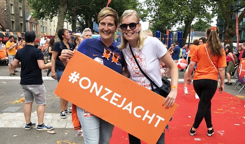 • Patricia Versluis (l) met haar dorpsgenote Roos Brand.