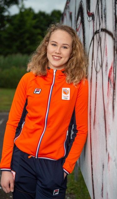 • Yael van Heemst voor het vertrek naar Baku.
