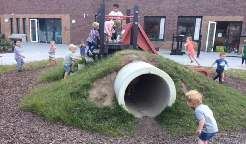 De speelplaats is voorzien van uitdagende, aantrekkelijke en groene inrichting.