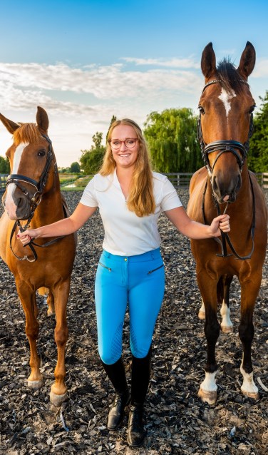 • De Ammerstolse Janneke de Vries tussen haar pony Maxima (links) en haar paard Joker.