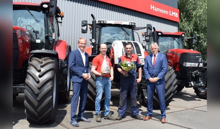 • De gelukwensen voor Peter van Andel (met bloemen).