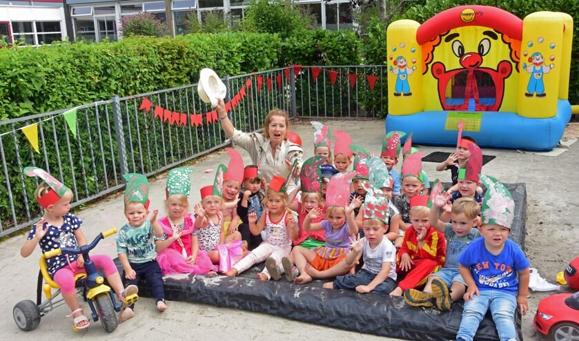 • Juf Agatha met de kinderen van 't Hummeltje.