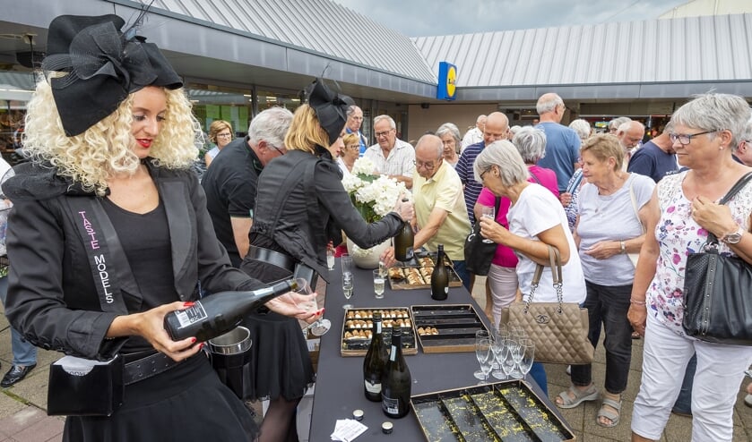 • Klanten werden na de openingshandeling van de renovatie getrakteerd op een hapje en een drankje.