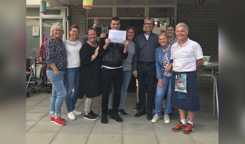 • V.l.n.r. Jolanda Zwaan, Nienke van Thuijl, Annet Hooijkaas, Jan & Adri (van De Harmonika), Marjon Bartels, Willem Brouwer, Annemarie Benckhuijzen, Imke van Overvest, Annemarie Benckhuijzen, Jos van Overvest.