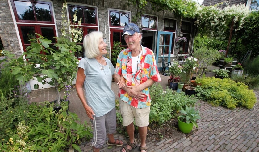 • Heleen en Freek de Kroon in hun achtertuin.