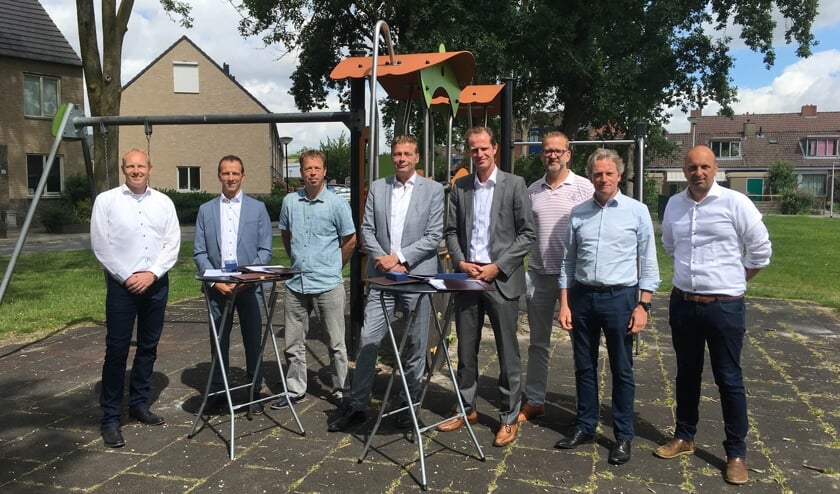 • Wethouder John Janson ondertekende maandag een viertal contracten met speelruimteleveranciers.