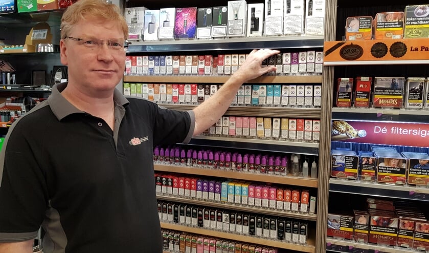 René Lucas voor het schap met elektronisch sigaretten.