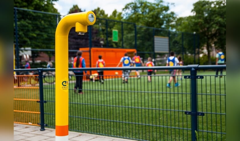 • Het watertappunt op het Cruyff Court.