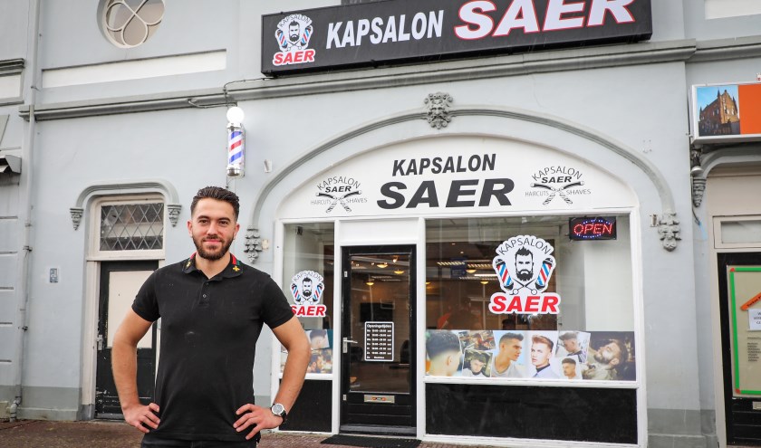 • Thaer Zrik voor zijn kapsalon aan de Omhoeken in Zaltbommel.