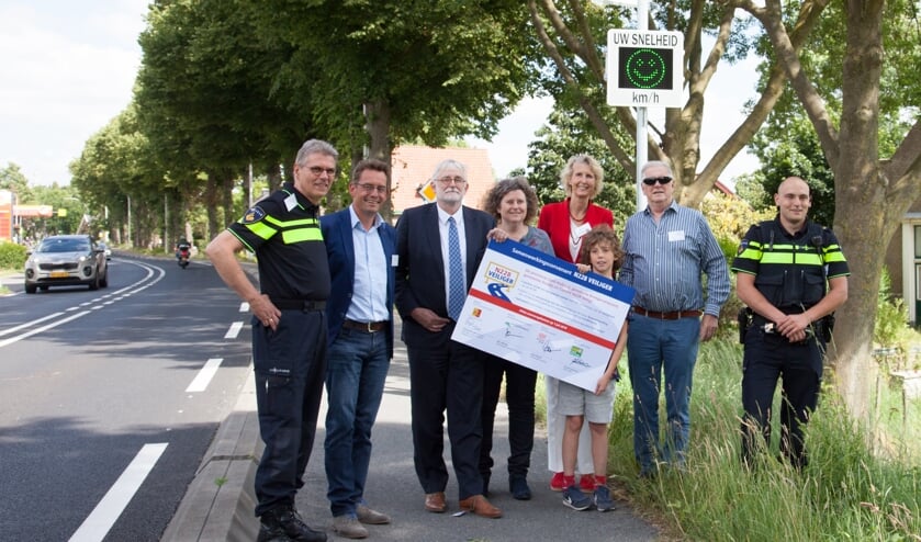 • Petrouchka den Dunnen (provincie Zuid-Holland), Bert Bening (wethouder gemeente Krimpenerwaard), Hilde Niezen (wethouder gemeente Gouda) en Gerard Harleman (voorzitter bewonerscomité N228 Veilig!) ondertekenden het convenant en onthulden de snelheidsmeter.
