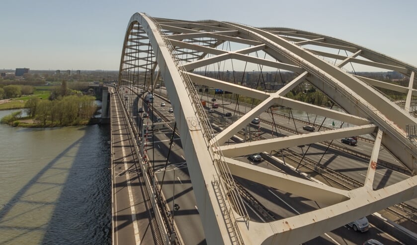 • De stadsbrug moet de Van Brienenoordbrug ontlasten.