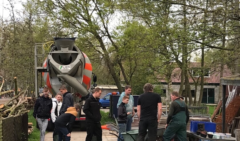 leerlingen van het Wellant college hebben een betonnen vloer gestort op het land van remus in groot-ammers
