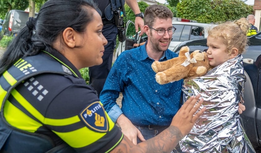 • Van een agente kreeg het geschrokken meisje een troostbeer.