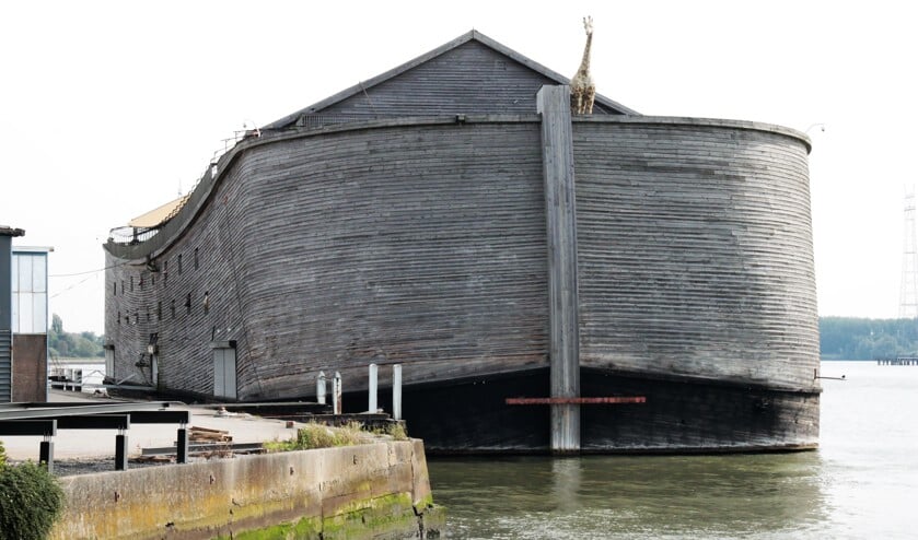 • De replica van de Ark van Noach ligt aan de kade van het voormalige Hollandiaterrein in de Krimpense Stormpolder.
