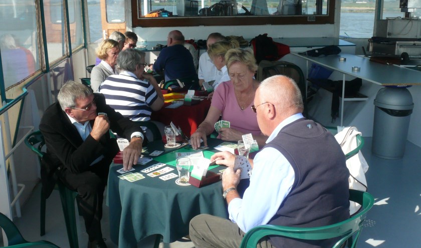 • Bridgen op de boot naar Dordrecht bij het 90-jarig jubileum van de Zaltbommelse Bridgeclub in september 2018.
