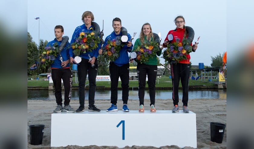• Alle kampioenen op het podium.