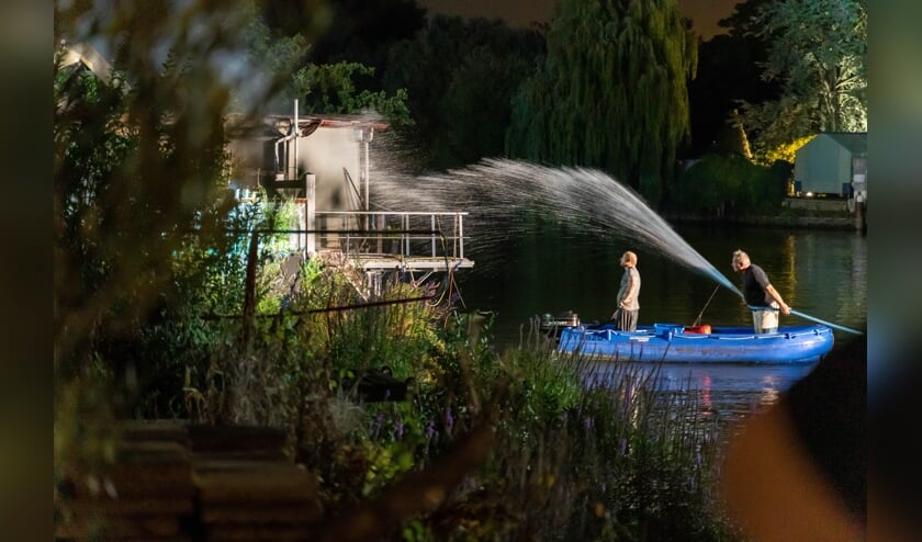 • Een binnenvaartschipper probeerde het vuur vanaf het water te blussen.