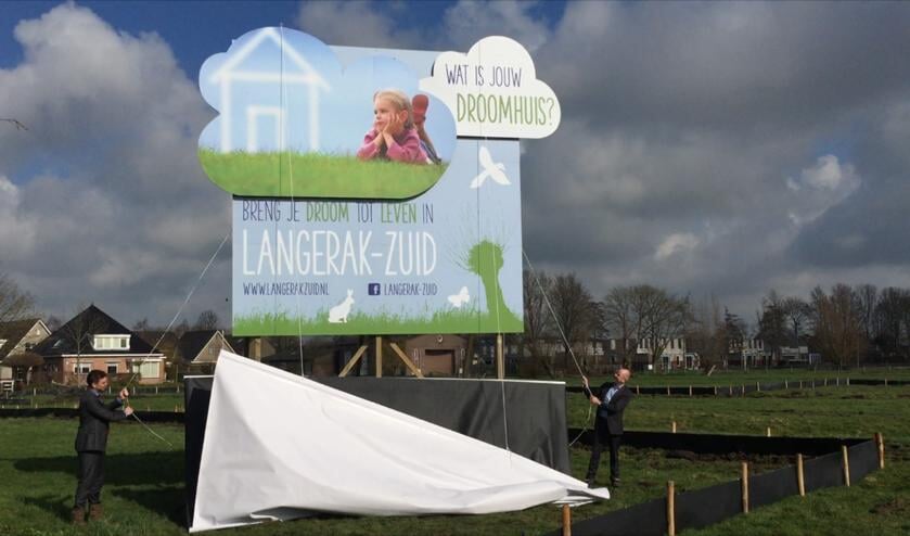 • De onthulling van het bord voor de nieuwbouw.