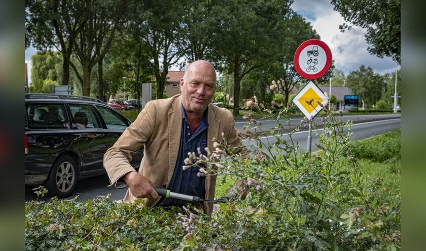 • VVD-raadslid knipt met z'n eigen heggenschaar de beplanting op de rotonde.