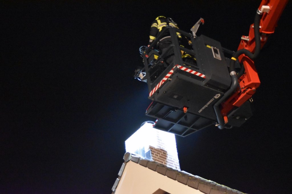 Schoorsteenbrand bij Nederhemertse brandweerman - .