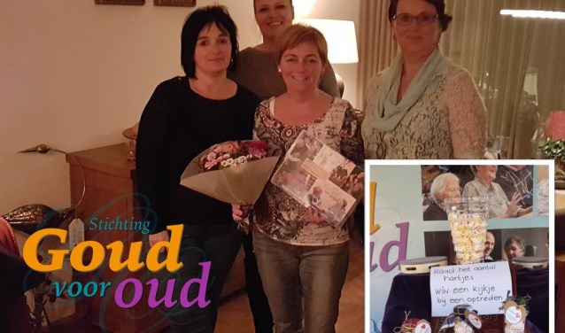 Trudie Jansen (midden) krijgt bloemen en de prijs overhandigt | Fotonummer: 6e3a63
