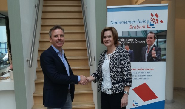 Erik van de Vijver (BlueMinds) en Miranda Kampers (voorzitter Ondernemershuis Brabant) kijken uit naar een vruchtbare samenwerking. | Fotonummer: 71960d