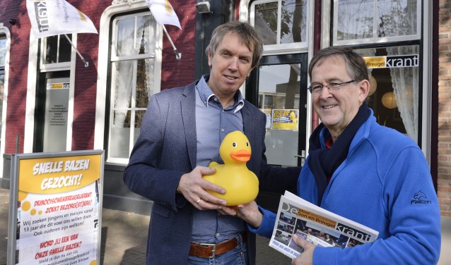 Adrie Neervoort (links) ontvangt de Lucky Duck XL van Henk Achten | Fotonummer: d6e84b