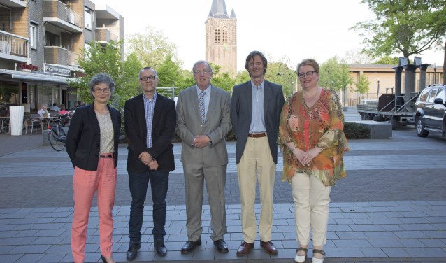 Fractie Dorpsbelang met in het midden Eef van Turnhout | Fotonummer: 2fa8ba