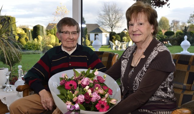 Leo en Mien Donkers met het boeket bloemen van Le Soleil | Fotonummer: d2e403