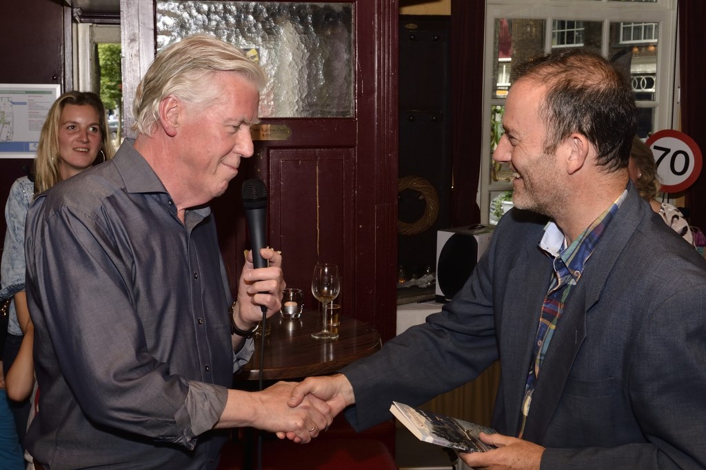Stan Mooij overhandigd zijn dichtbundel aan wethouder Kees Vortman (rechts) | Fotonummer: d8f2b6