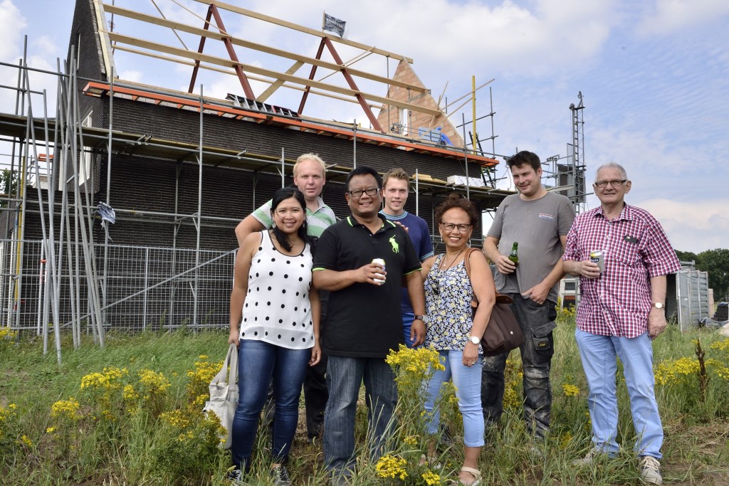 Familie van der Veen samen met de bouwers voor hun huis in aanbouw | Fotonummer: d1034e