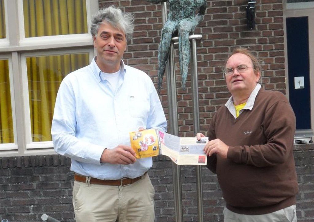 Wethouder Visser (links ontvangt asl eerste het nieuwe programma van het Vestzaktheater uit handen van Ad Louwers. | Fotonummer: 74d514