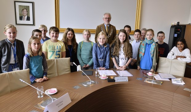De nieuwe jeugdgemeenteraadsleden en burgemeester Gaillard | Fotonummer: 7f8964