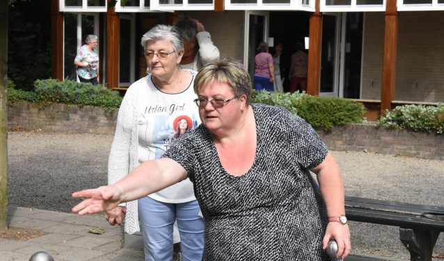 Helma Peters en ze heeft net een bal gegooid tijdens het Jeu-de-Boulen | Fotonummer: 873eb3