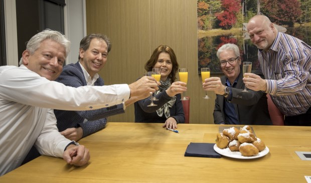 Vlnr: Ronald van den Heuvel, Hans Spooren, Maaike van Kempen, Luc Severijnen en Paulus Oerlemans | Fotonummer: d2ba52