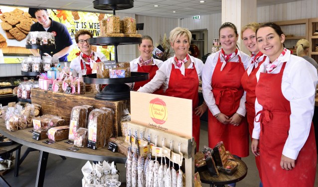 Yvonne Maas in het midden met haar team, Sandra, Wilma, Jolanda, Lotte en Amy | Fotonummer: 7fb4f2